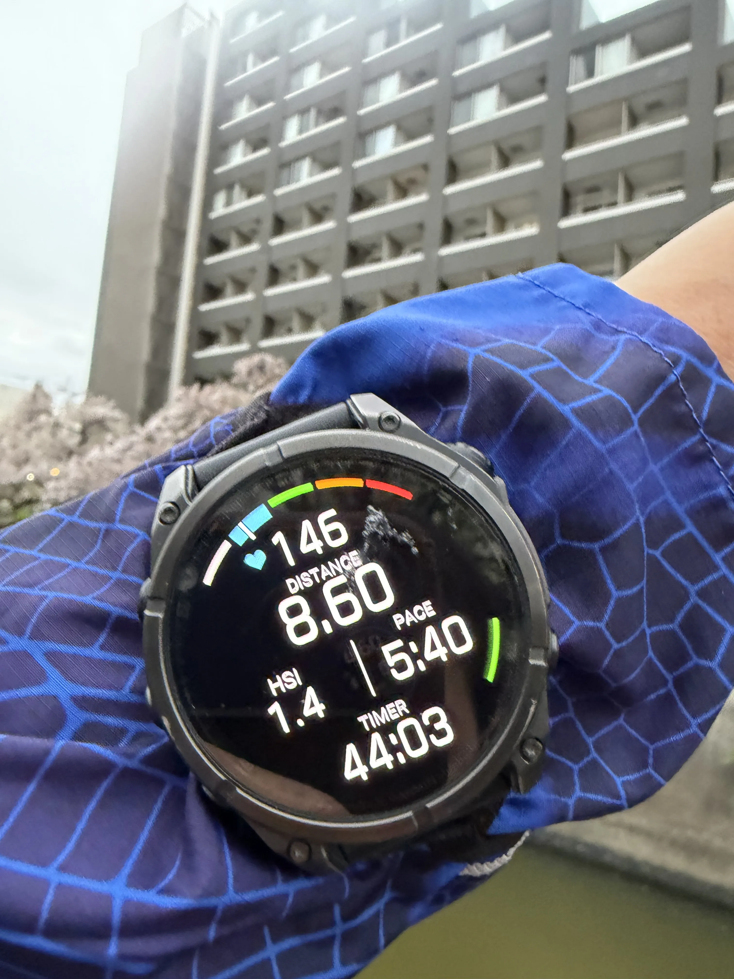 Garmin watch display during training showing HSI, pace, distance, and timer